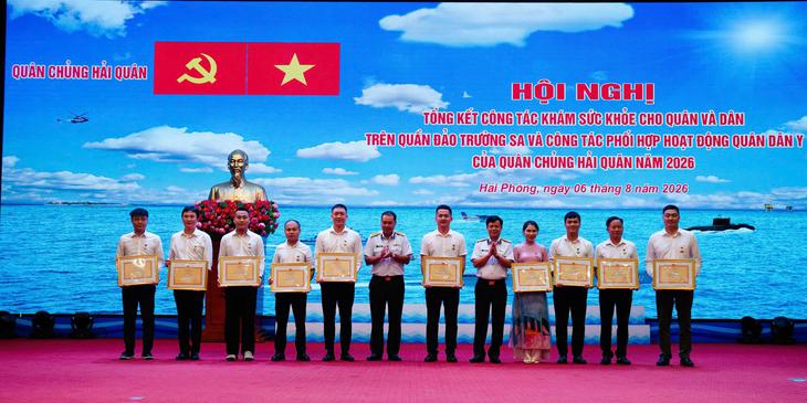 Nhiều cán bộ y tế được khen thưởng sau khám sức khỏe Trường Sa năm 2026 - Ảnh 9.