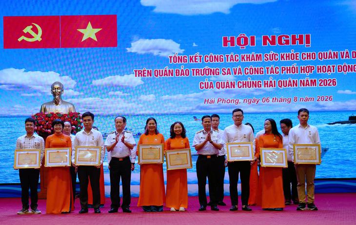 Nhiều cán bộ y tế được khen thưởng sau khám sức khỏe Trường Sa năm 2026 - Ảnh 10.