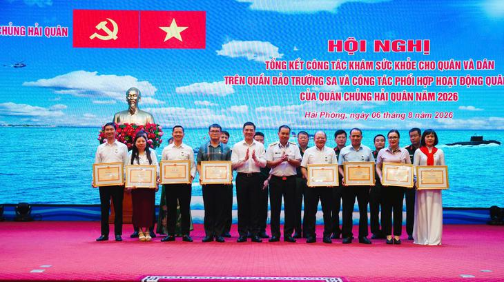 Nhiều cán bộ y tế được khen thưởng sau khám sức khỏe Trường Sa năm 2026 - Ảnh 7.