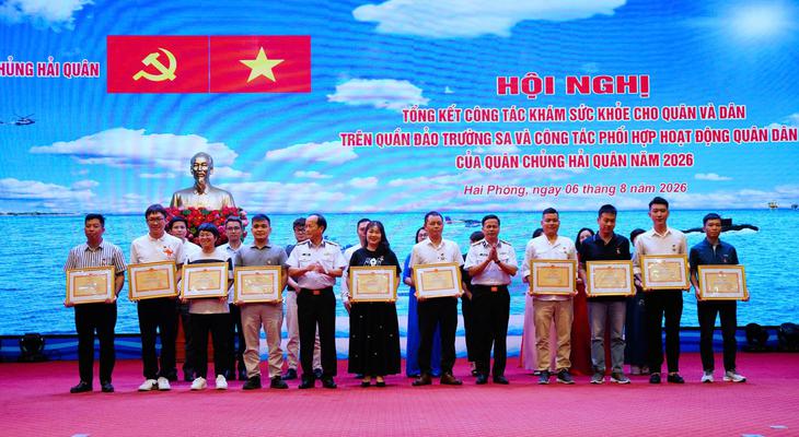 Nhiều cán bộ y tế được khen thưởng sau khám sức khỏe Trường Sa năm 2026 - Ảnh 11.
