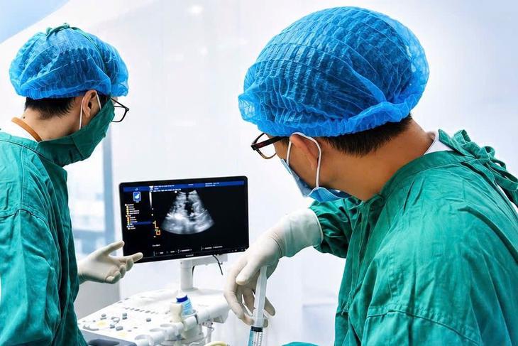 Giữ thai cạn ối từ tuần 20 bằng kỹ thuật truyền ối, em bé chào đời khỏe mạnh
- Ảnh 1.