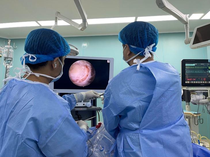 Bệnh viện Đại học Y Dược Buôn Ma Thuột triển khai thành công phẫu thuật nội soi lấy thoát vị đĩa đệm cột sống cổ đường sau- Ảnh 1.