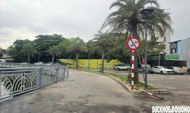 Mặc biển cấm, xe máy vẫn chạy vào đường đi bộ vừa hoàn thành ở Huế- Ảnh 1.