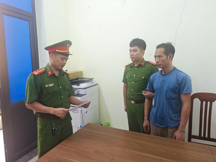 Bắt đối tượng nhiều lần mang dao bầu đến nhà hàng xóm đe dọa - Ảnh 1.