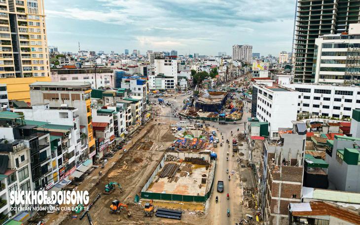 Loạt trụ cầu xuất hiện tại nút giao 'dị dạng' sau gần 10 năm - Ảnh 1.