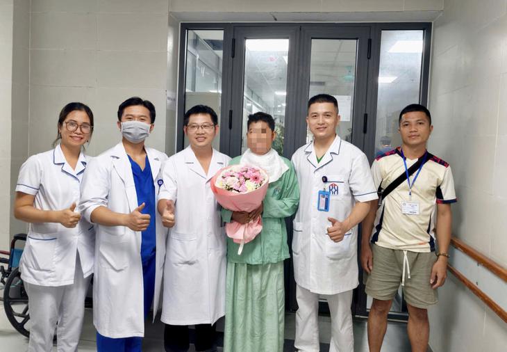 Ho ra hơn 2 lít máu rồi rơi vào suy hô hấp cấp, người bệnh ung thư được cứu sống trong gang tấc- Ảnh 1.