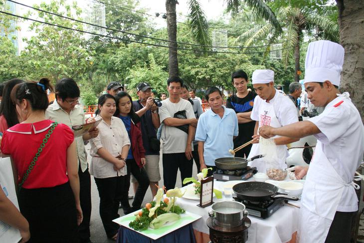Dừng chân TPHCM, đừng bỏ lỡ những món ngon đường phố - Ảnh 1.