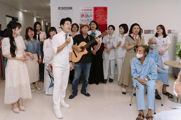 'Khúc ca Blouse trắng' và hành trình mang âm nhạc đến bệnh viện- Ảnh 3.