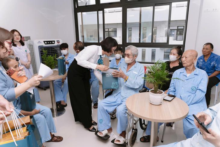 'Khúc ca Blouse trắng' và hành trình mang âm nhạc đến bệnh viện- Ảnh 2.