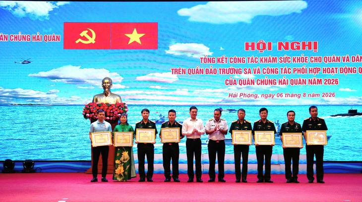 Nhiều cán bộ y tế được khen thưởng sau khám sức khỏe Trường Sa năm 2026 - Ảnh 8.