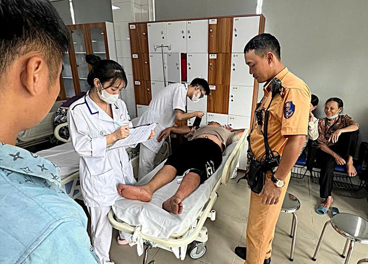 CSGT Hà Nội mở đường dưới mưa lớn đưa người đàn ông bị rắn hổ mang cắn đi cấp cứu- Ảnh 3.