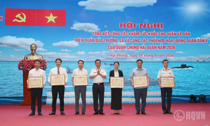 Nhiều cán bộ y tế được khen thưởng sau khám sức khỏe Trường Sa năm 2026 - Ảnh 5.