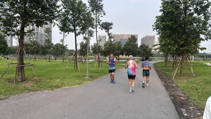 Ngồi nhiều nhưng vẫn giữ dáng với phương pháp tập luyện ngắt quãng - Ảnh 1.