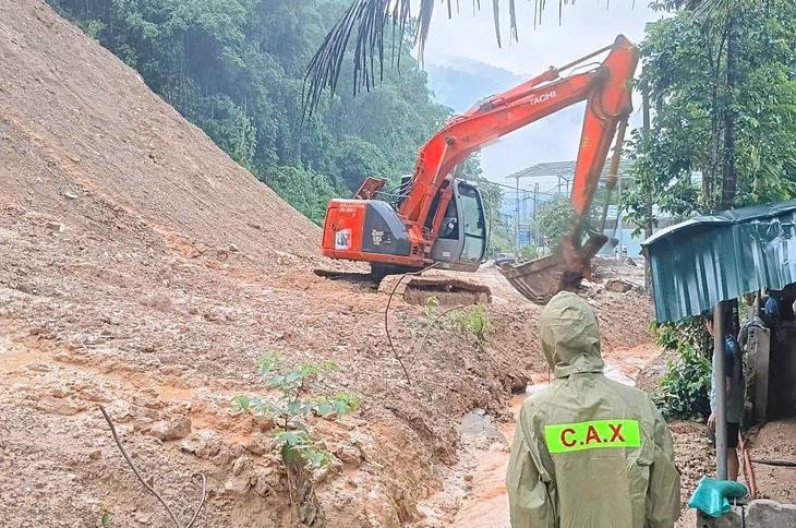 Di dời khấn cấp các hộ dân tại Quan Sơn trước vết nứt kéo dài 100 mét- Ảnh 3.
