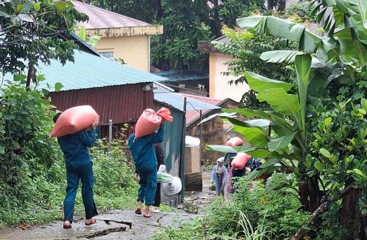 Di dời khấn cấp các hộ dân tại Quan Sơn trước vết nứt kéo dài 100 mét- Ảnh 2.