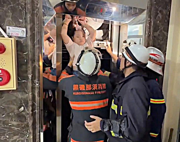 Hà Nội: Thang máy gặp sự cố, 13 người mắc kẹt, trong đó có 8 trẻ em - Ảnh 2.