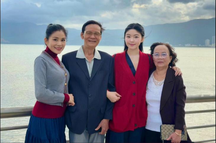 Bố mẹ vợ MC Quyền Linh gây chú ý trong ngày sinh nhật cháu ngọai 18 tuổi - Ảnh 2.