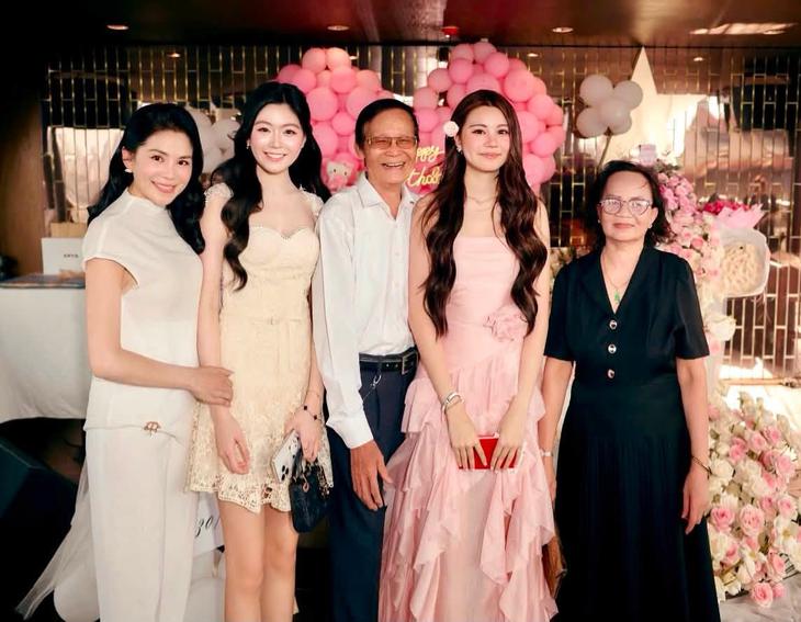 Bố mẹ vợ MC Quyền Linh gây chú ý trong ngày sinh nhật cháu ngọai 18 tuổi - Ảnh 1.