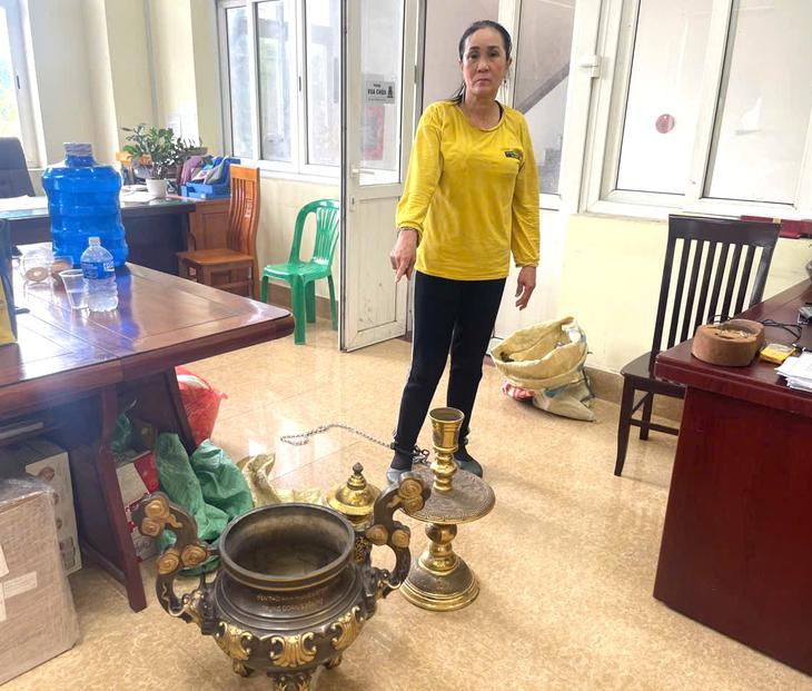 Vừa trộm lư hương ở đền thờ liệt sĩ gặp công an
- Ảnh 1.