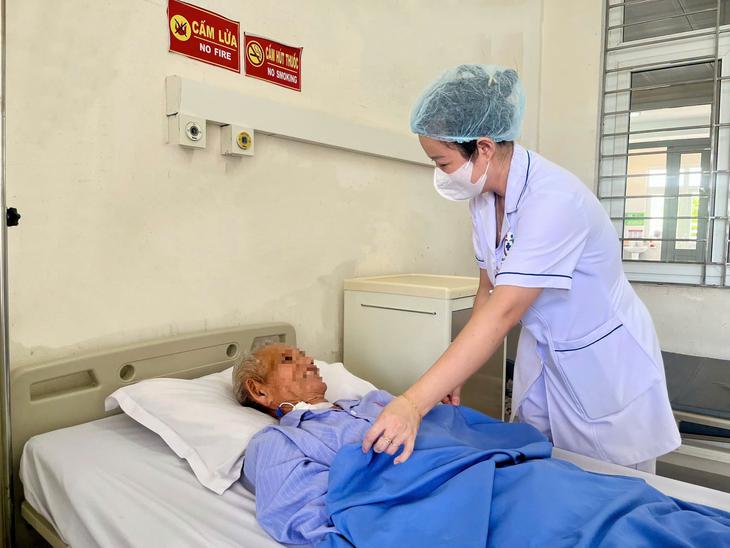 Cứu cụ ông 90 tuổi mắc nhiều bệnh lý nền bị tắc ruột do dính - Ảnh 2.