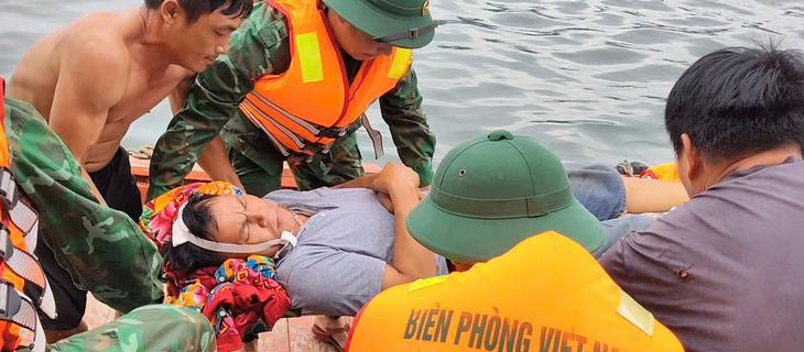 Cứu ngư dân bị gãy chân, hôn mê trên biển- Ảnh 1.
