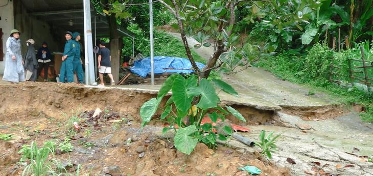 Di dời khấn cấp các hộ dân tại Quan Sơn trước vết nứt kéo dài 100 mét- Ảnh 1.