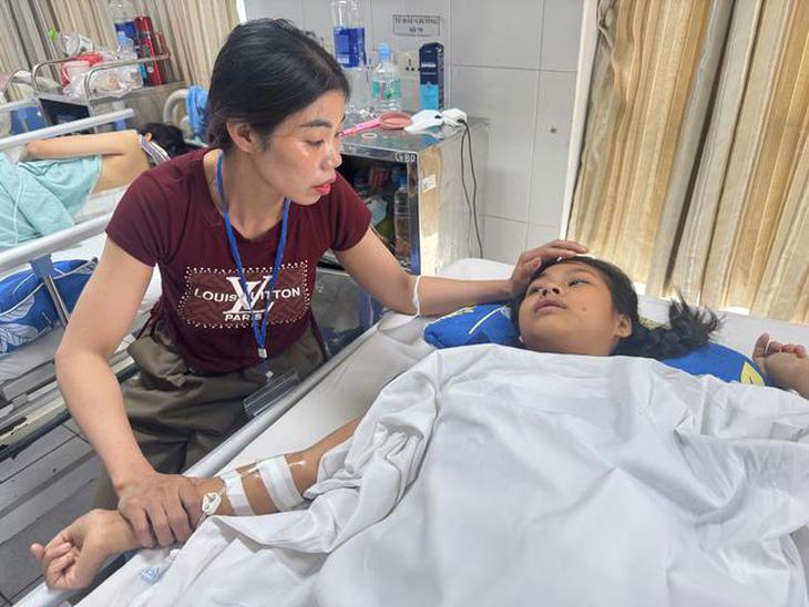  17 tuổi chưa một ngày đến trường, nữ sinh thiểu năng trí tuệ lại đối mặt ca phẫu thuật hơn 100 triệu đồng- Ảnh 2.