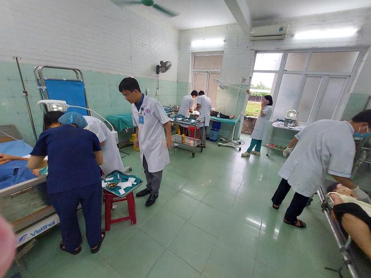 Kích hoạt báo động đỏ toàn viện hỗ trợ nhiều nạn nhân vụ tai nạn xe khách- Ảnh 2.