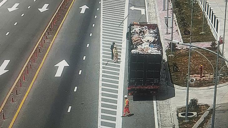 Hàng loạt ô tô thủng lốp bất thường trên cao tốc, camera truy dấu một xe tải - Ảnh 2.