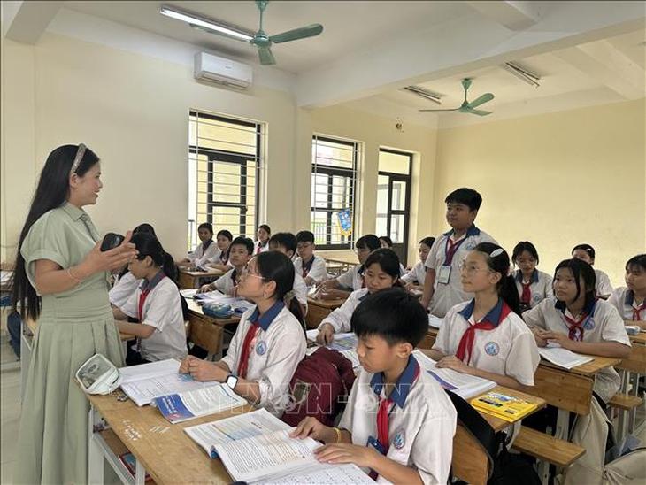 Hiệu trưởng, phó hiệu trưởng giảm chức sau sắp xếp được bảo lưu phụ cấp - Ảnh 1.