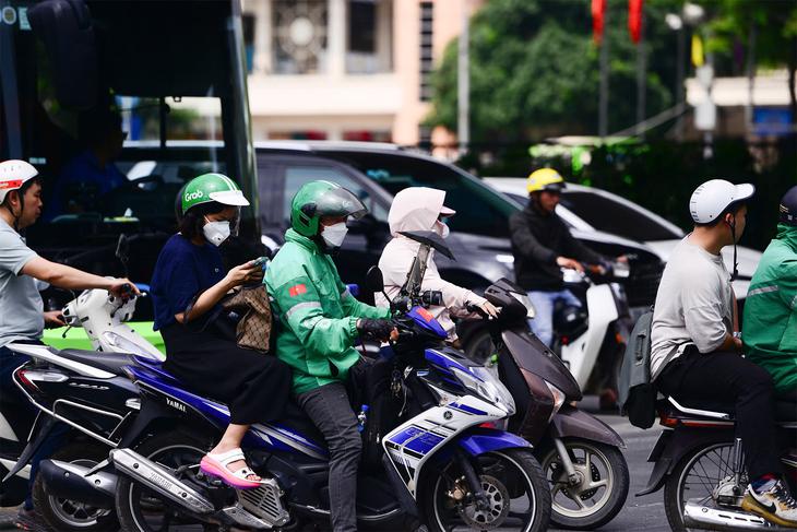 Đang mưa dông chuyển ngay sang nắng nóng gay gắt, cảnh báo sốc nhiệt khi làm việc ngoài trời - Ảnh 1.