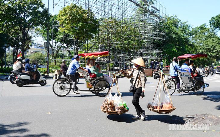 Đang mưa dông chuyển ngay sang nắng nóng gay gắt, cảnh báo sốc nhiệt khi làm việc ngoài trời - Ảnh 2.