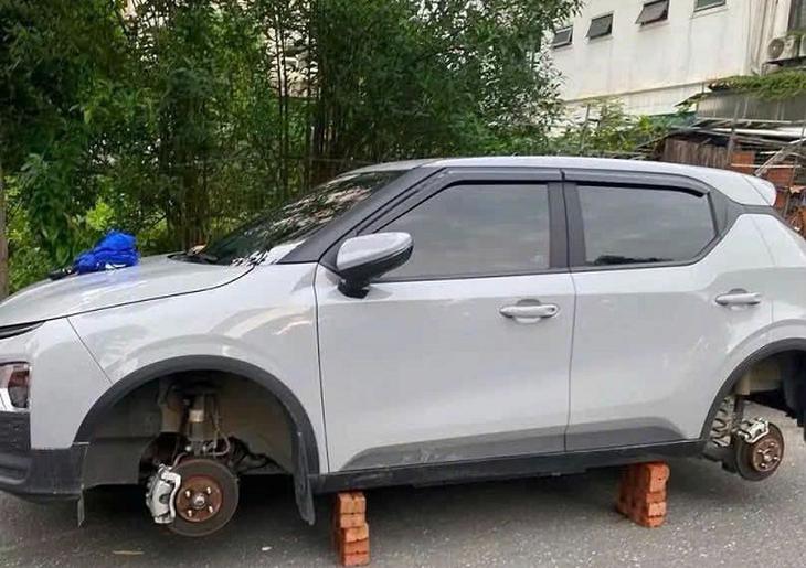 Bắt đối tượng kê gạch tháo trộm 2 bánh xe ô tô tại khu đô thị Thanh Hà- Ảnh 2.