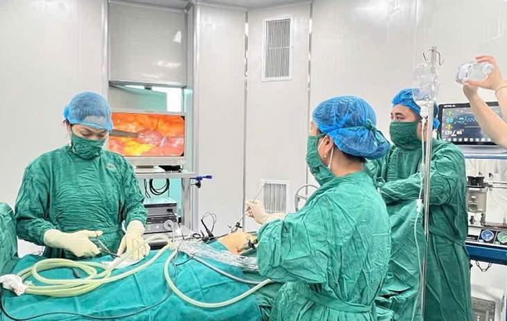 Vỡ nang buồng trứng khiến ổ bụng đầy máu, người phụ nữ 29 tuổi được cứu trong gang tấc- Ảnh 1.