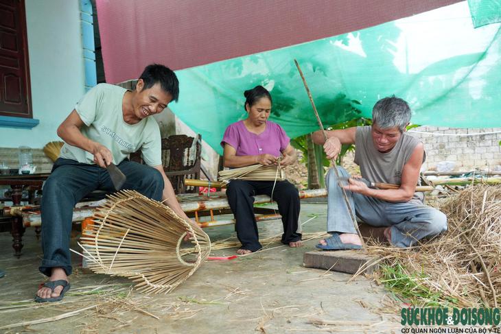Làng đan nơm trăm tuổi lên 'chợ số'- Ảnh 1.