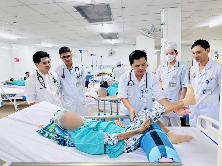 Hàng loạt trường hợp đột quỵ nặng ở Khánh Hòa được cứu sống kịp thời - Ảnh 1.