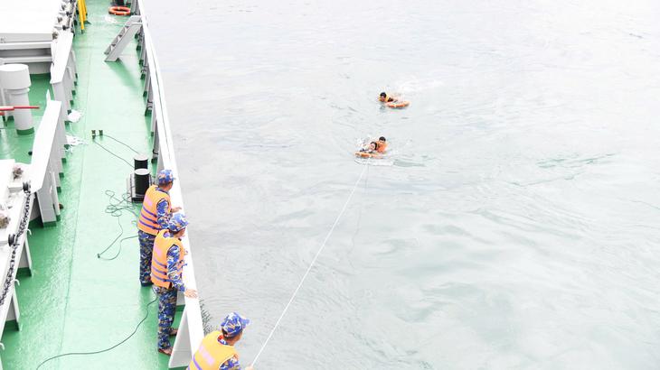 Vùng 3 Hải quân cứu một phụ nữ bị sóng cuốn khi chụp ảnh ở bán đảo Sơn Trà- Ảnh 1.