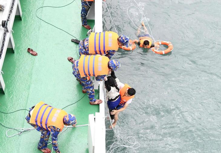 Cô gái không biết bơi may mắn sống sót sau 8 giờ trôi dạt trên biển- Ảnh 1.