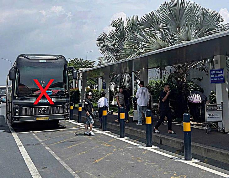 Sân bay Nội Bài vừa phân làn, nhiều trường hợp đã bị xử phạt vì lỗi này - Ảnh 1.