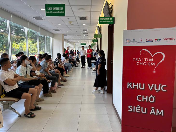 Hơn 200 trẻ được sàng lọc tim bẩm sinh miễn phí tại Hưng Yên, phát hiện 14 trường hợp bệnh tim- Ảnh 1.