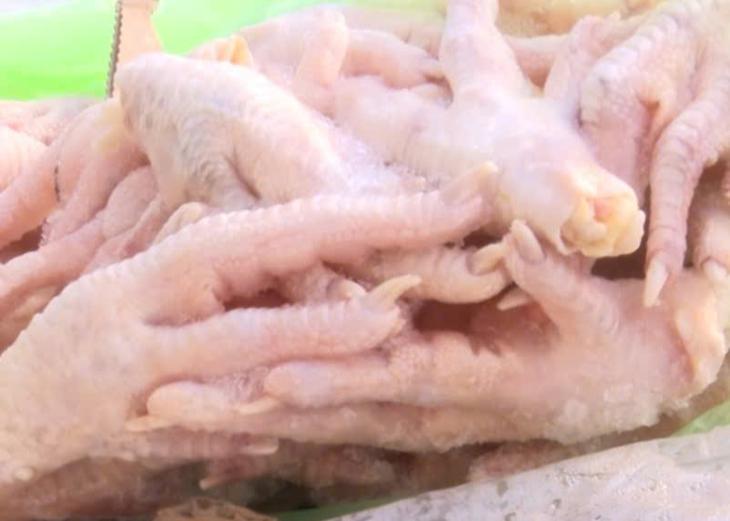 Phạt hơn 40 triệu đồng vì sản xuất gần 1,3 tấn chân gà đông lạnh vi phạm nhiều quy định- Ảnh 1.