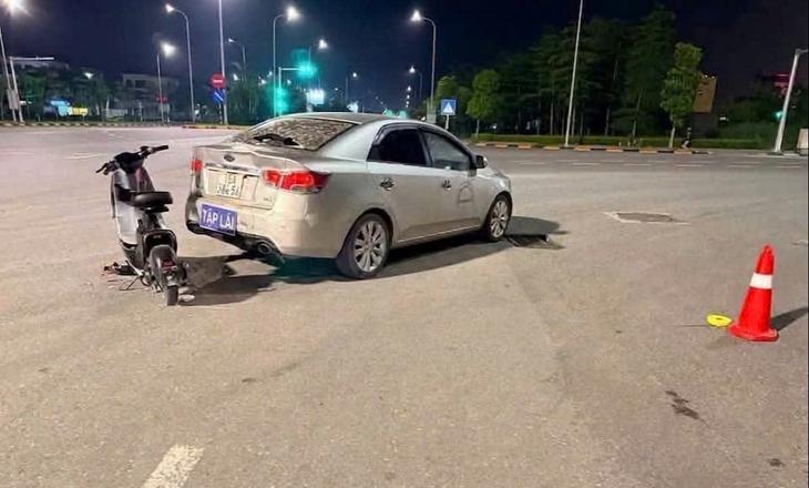 Va chạm ô tô tập lái trong đêm, thiếu niên 15 tuổi đi xe đạp điện tử vong- Ảnh 1.