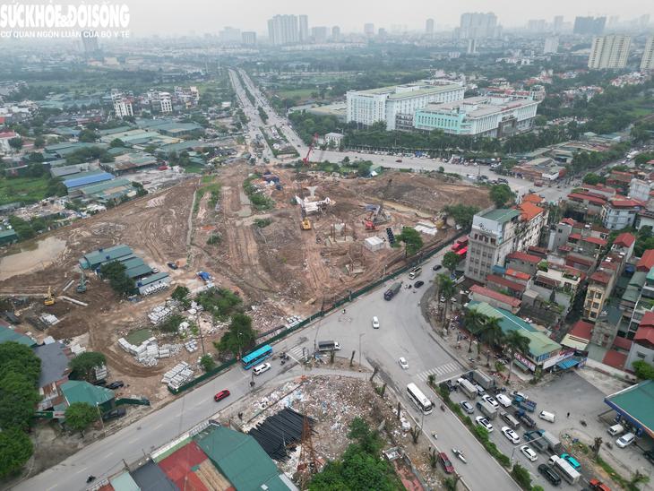 Loạt trụ cầu xuất hiện tại nút giao 'dị dạng' sau gần 10 năm - Ảnh 3.