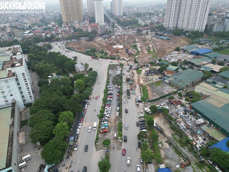 Loạt trụ cầu xuất hiện tại nút giao 'dị dạng' sau gần 10 năm - Ảnh 2.
