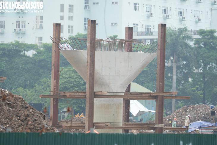 Loạt trụ cầu xuất hiện tại nút giao 'dị dạng' sau gần 10 năm - Ảnh 11.