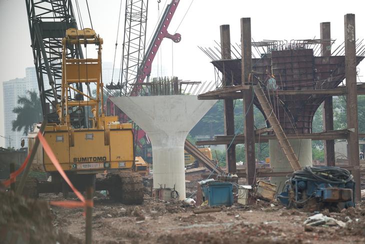 Loạt trụ cầu xuất hiện tại nút giao 'dị dạng' sau gần 10 năm - Ảnh 10.
