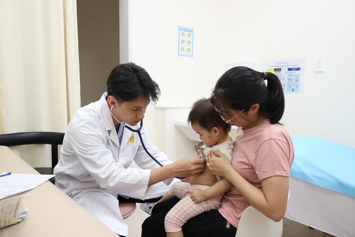 Hơn 200 trẻ được sàng lọc tim bẩm sinh miễn phí tại Hưng Yên, phát hiện 14 trường hợp bệnh tim- Ảnh 2.