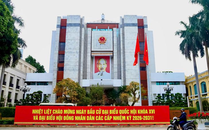 Hà Nội xem xét miễn nhiệm chức vụ Ủy viên UBND TP với 11 lãnh đạo sở, ngành- Ảnh 1.