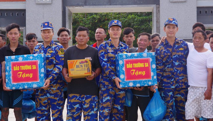 Bàn giao 32 ngư dân gặp nạn trên biển để đưa về đất liền- Ảnh 2.