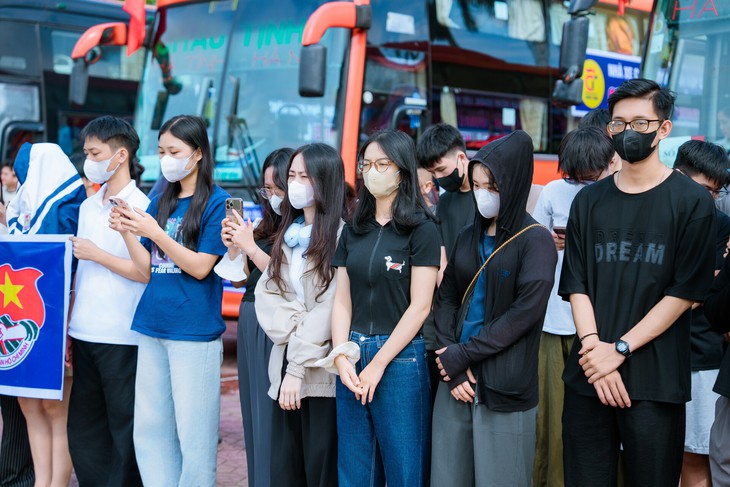 Những 'chuyến xe 0 đồng' đưa sinh viên Hà Tĩnh ra Hà Nội- Ảnh 1.